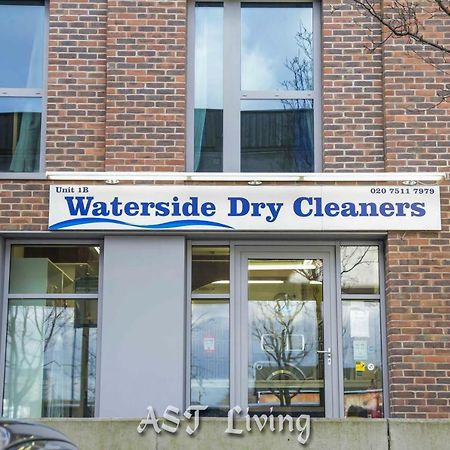 Pontoon Dock Key Workers Apartment Londra Exterior foto