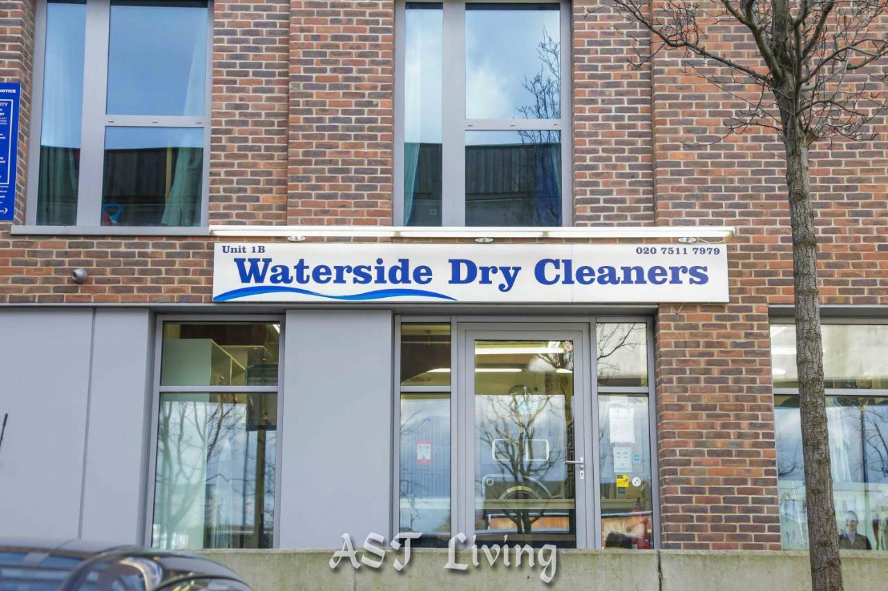 Pontoon Dock Key Workers Apartment Londra Exterior foto